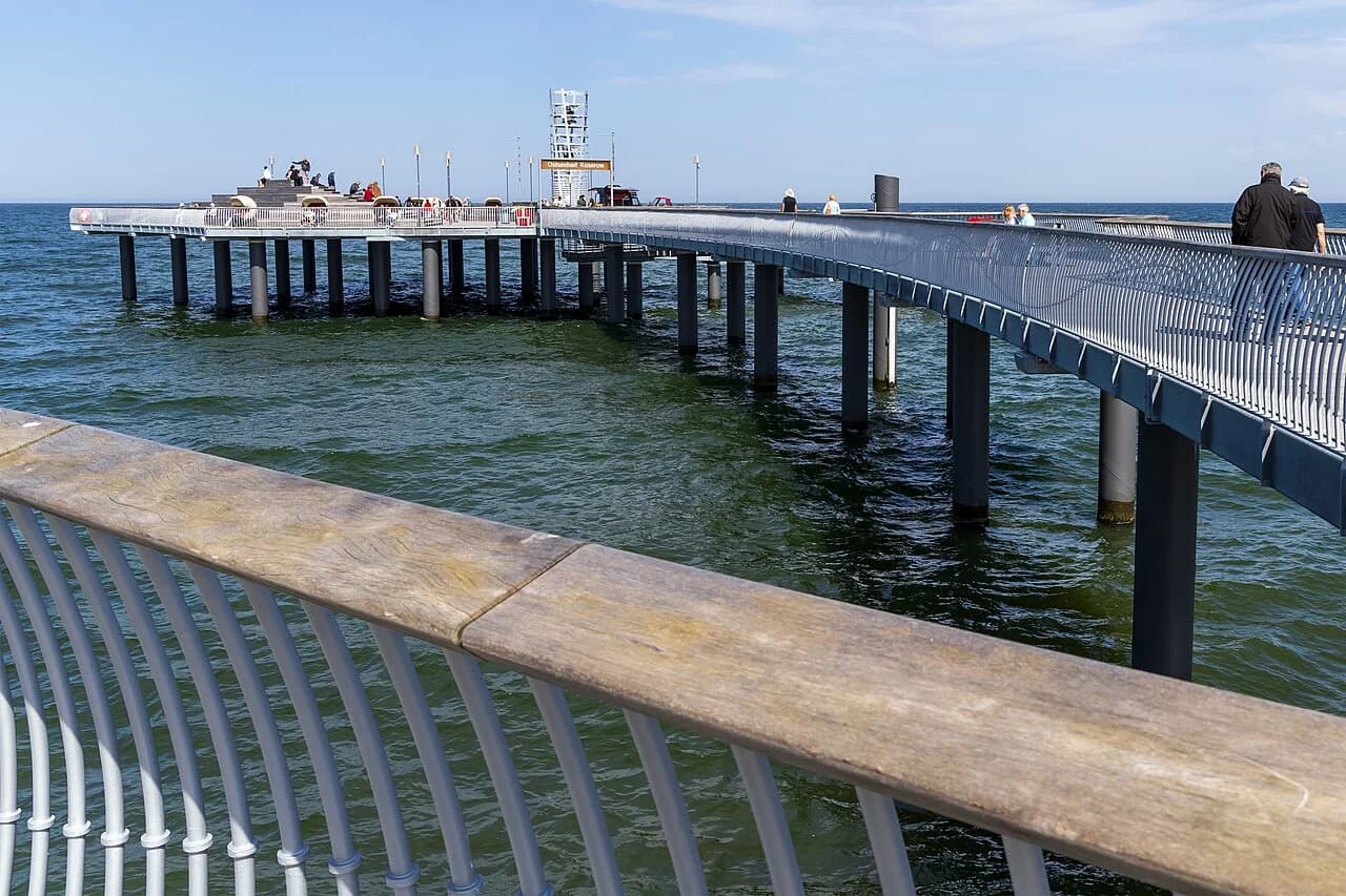Geschwungene Seebrücke von Koserow über der Ostsee